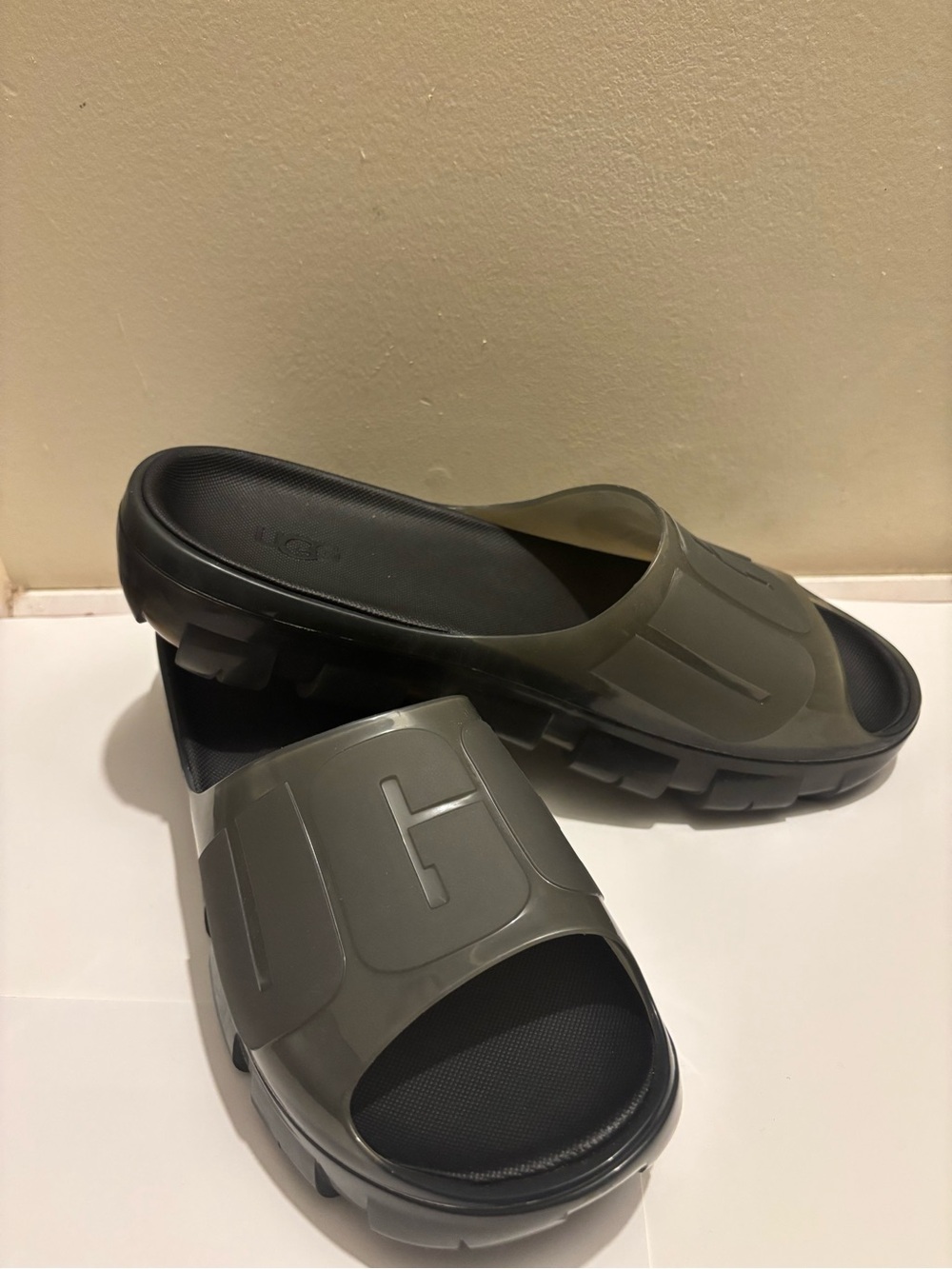 Women’s Ugg slides - Picture 1 of 4